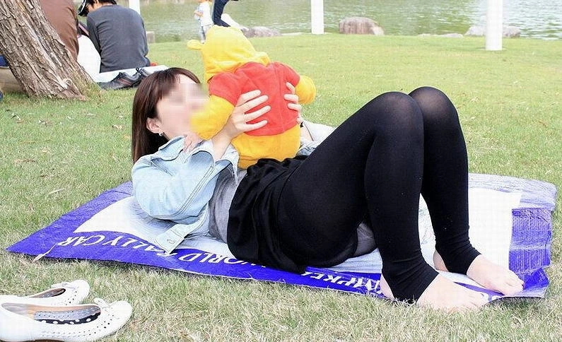 公園でくつろいでる子のパンチラを盗撮167枚 3