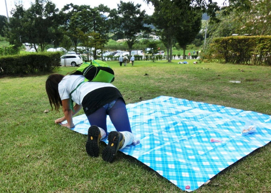 公園でくつろいでる子のパンチラを盗撮167枚 4