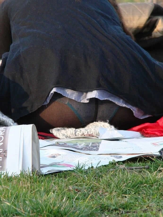 公園でくつろいでる子のパンチラを盗撮167枚 21