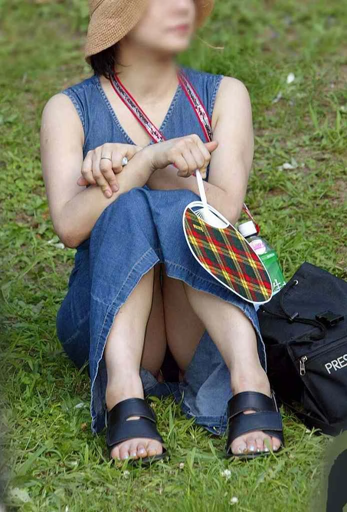 公園でくつろいでる子のパンチラを盗撮167枚 8