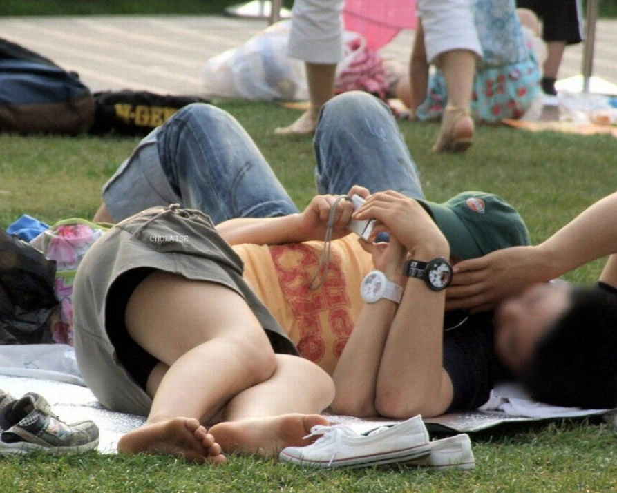 公園でくつろいでる子のパンチラを盗撮167枚 28