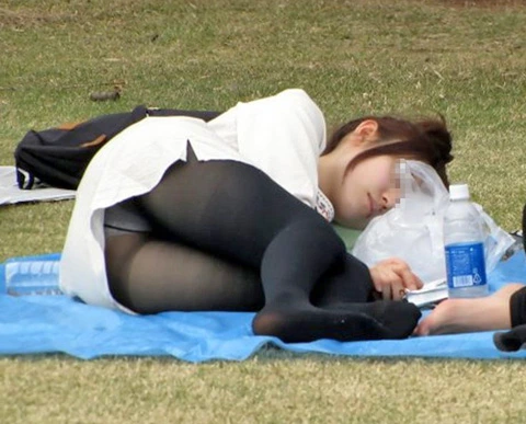 公園でくつろいでる子のパンチラを盗撮167枚 9