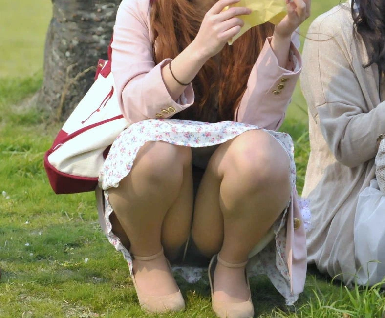 公園でくつろいでる子のパンチラを盗撮167枚 15