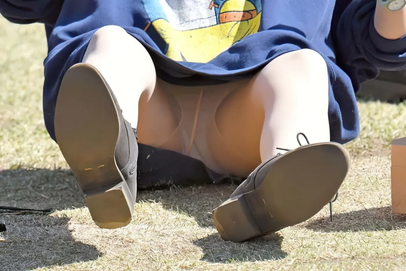 公園でくつろいでる子のパンチラを盗撮167枚