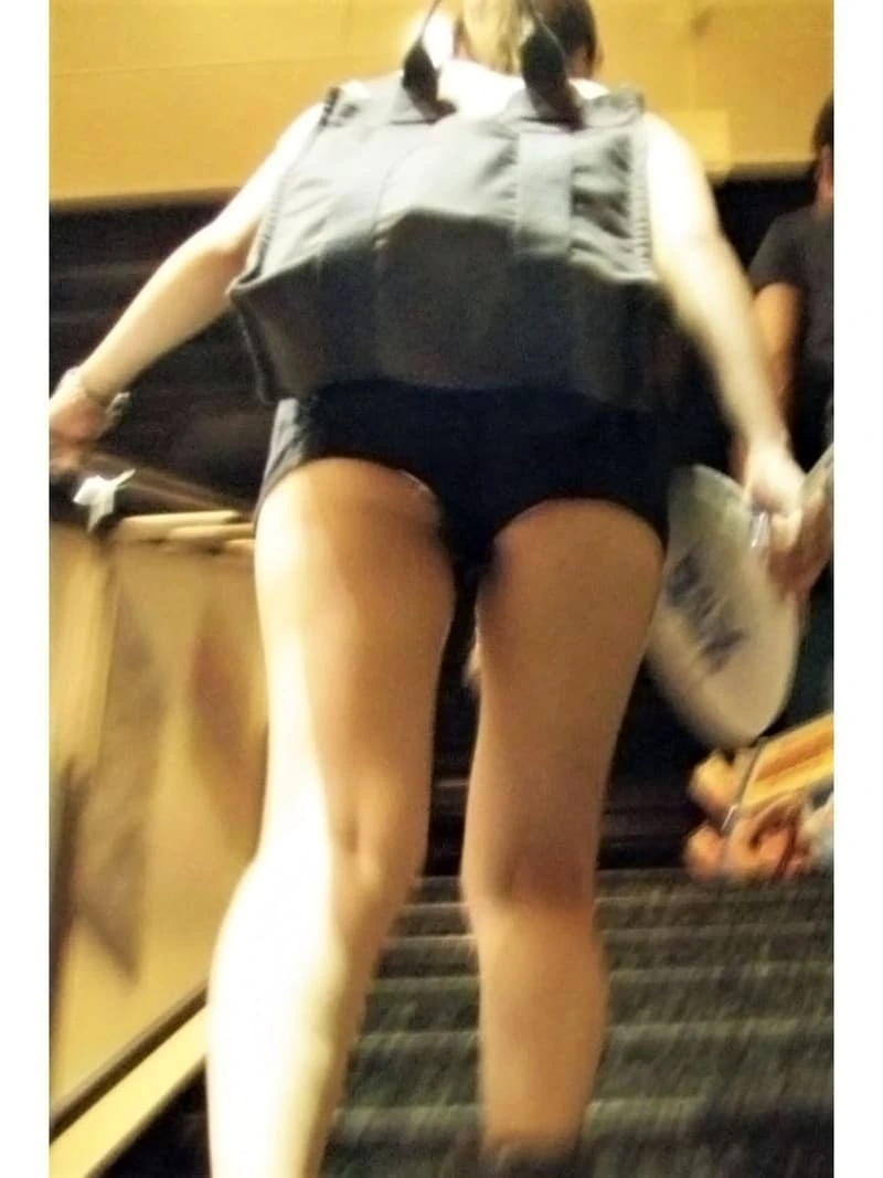 ショートパンツ、ホットパンツエロ画像！ショーパンやホットパンツの隙間から見えるパンチラ125枚 24