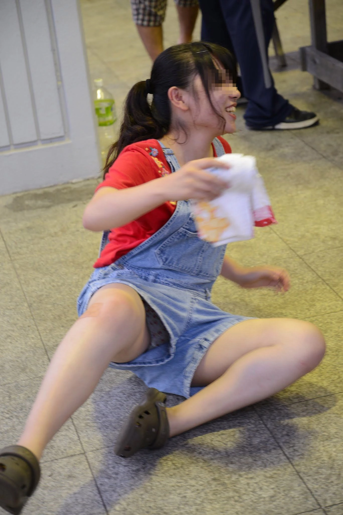 ショートパンツ、ホットパンツエロ画像！ショーパンやホットパンツの隙間から見えるパンチラ125枚 21