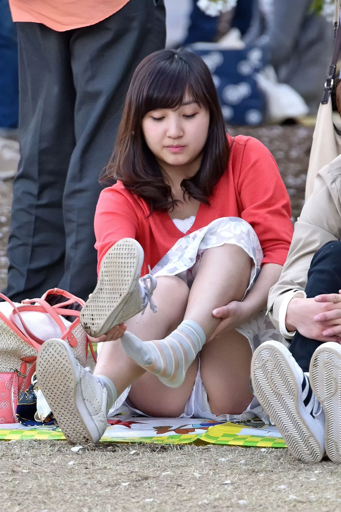 公園しゃがみパンチラ盗撮画像195枚 5