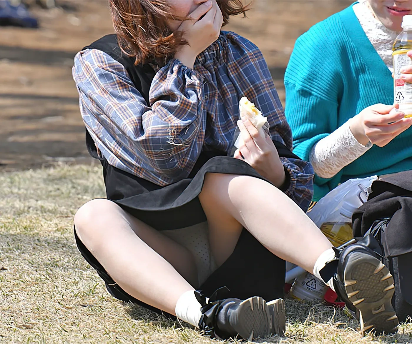 公園しゃがみパンチラ盗撮画像195枚 19
