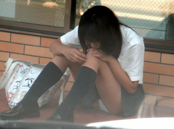 お外でしゃがみパンチラしてるJK画像集177枚 3
