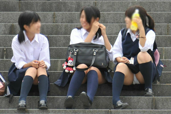 お外でしゃがみパンチラしてるJK画像集177枚 4