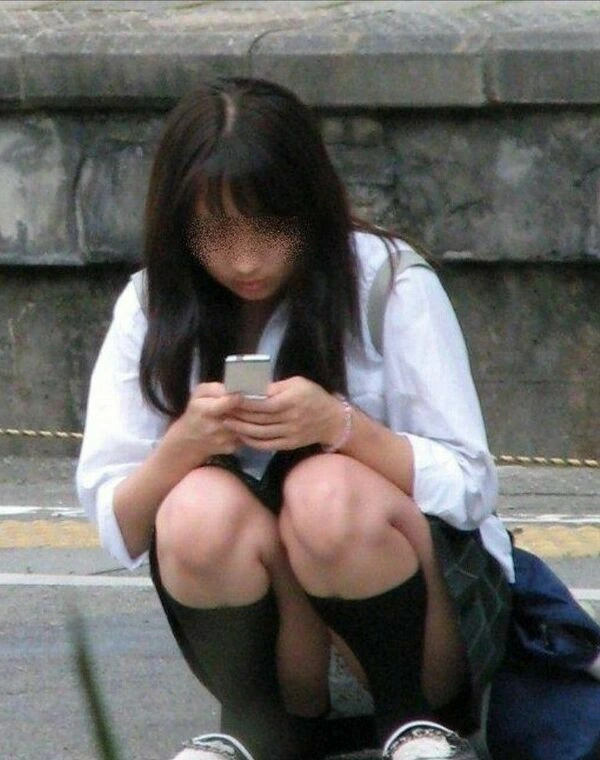 お外でしゃがみパンチラしてるJK画像集177枚 21