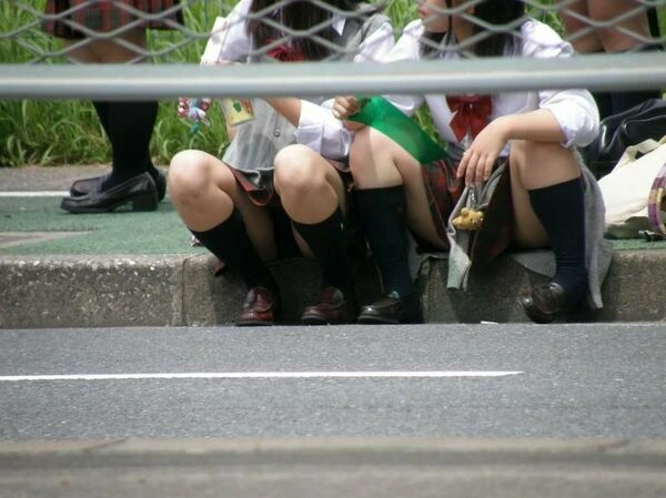お外でしゃがみパンチラしてるJK画像集177枚 5