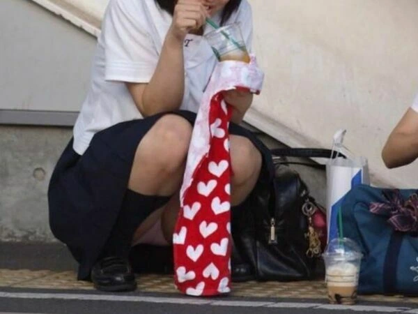 お外でしゃがみパンチラしてるJK画像集177枚 7