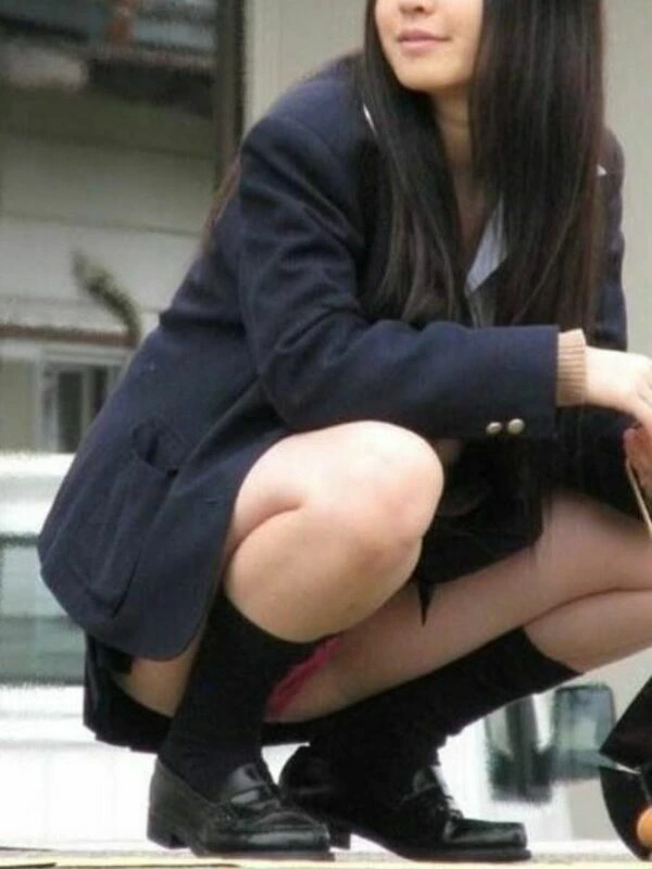 お外でしゃがみパンチラしてるJK画像集177枚 6