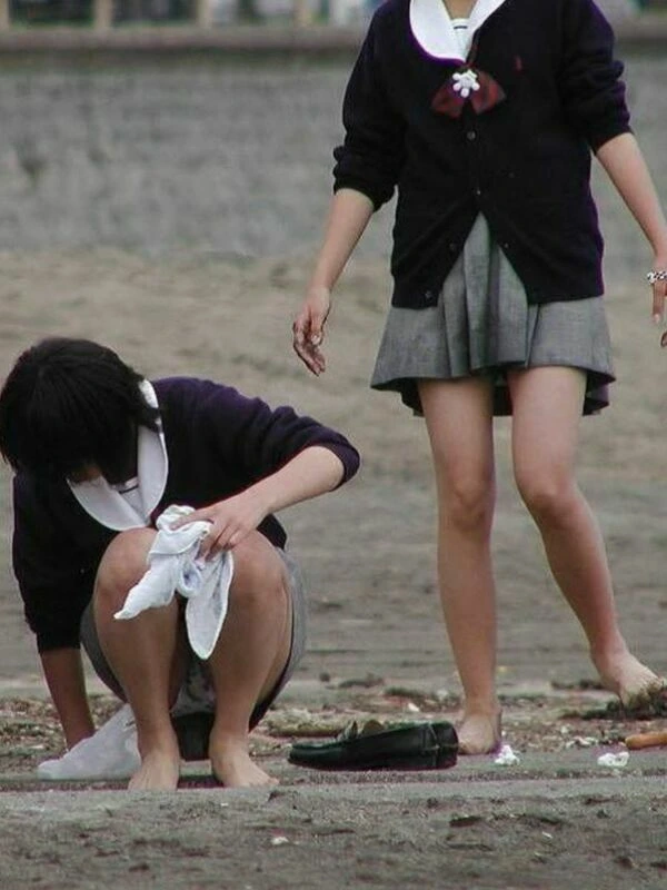 お外でしゃがみパンチラしてるJK画像集177枚 8