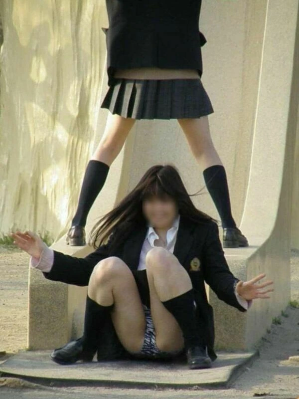 お外でしゃがみパンチラしてるJK画像集177枚 9