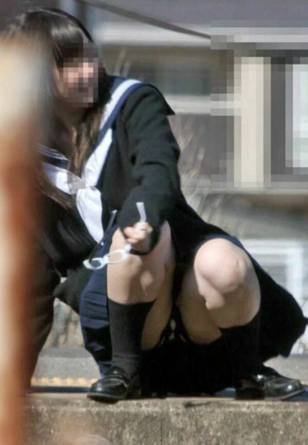 お外でしゃがみパンチラしてるJK画像集177枚 11