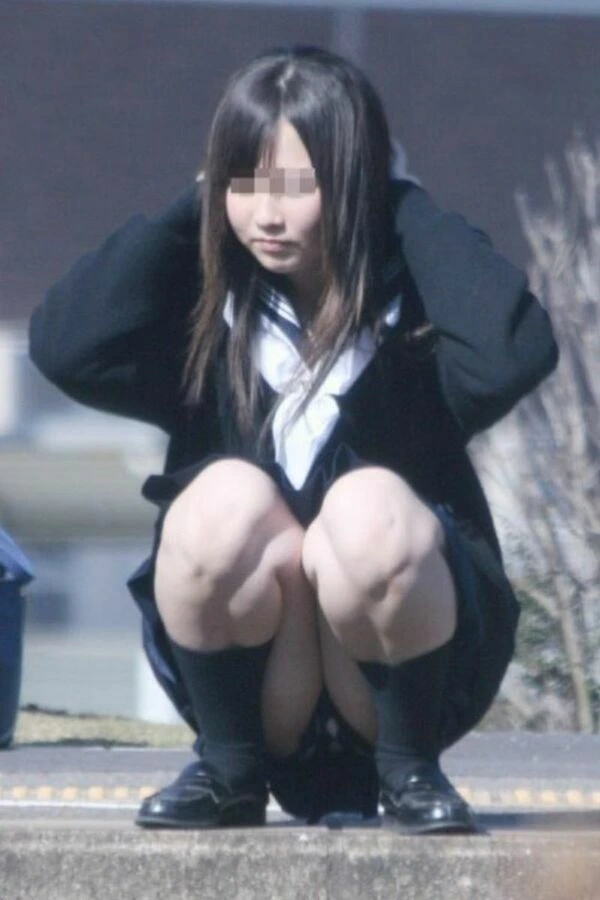 お外でしゃがみパンチラしてるJK画像集177枚 10