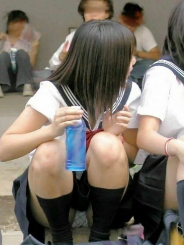 お外でしゃがみパンチラしてるJK画像集177枚 12