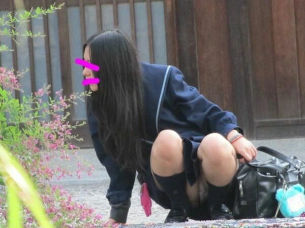 お外でしゃがみパンチラしてるJK画像集177枚 13
