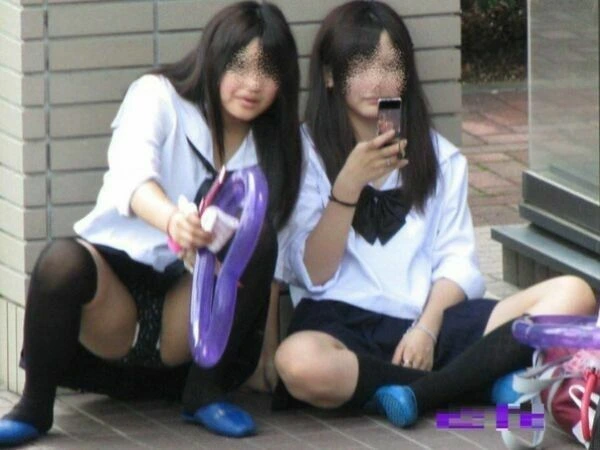 お外でしゃがみパンチラしてるJK画像集177枚 15