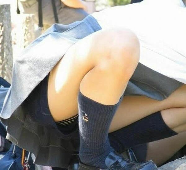 お外でしゃがみパンチラしてるJK画像集177枚 18