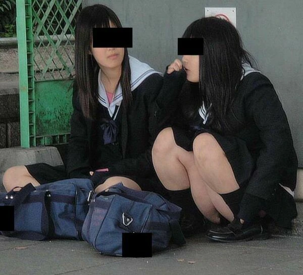 お外でしゃがみパンチラしてるJK画像集177枚 19