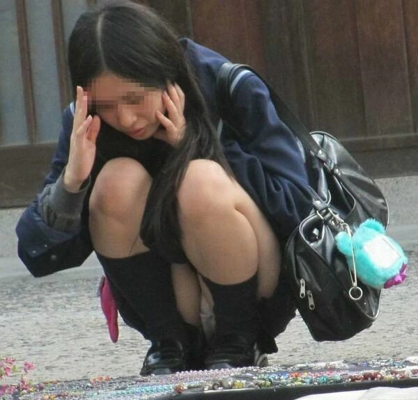 お外でしゃがみパンチラしてるJK画像集177枚 20