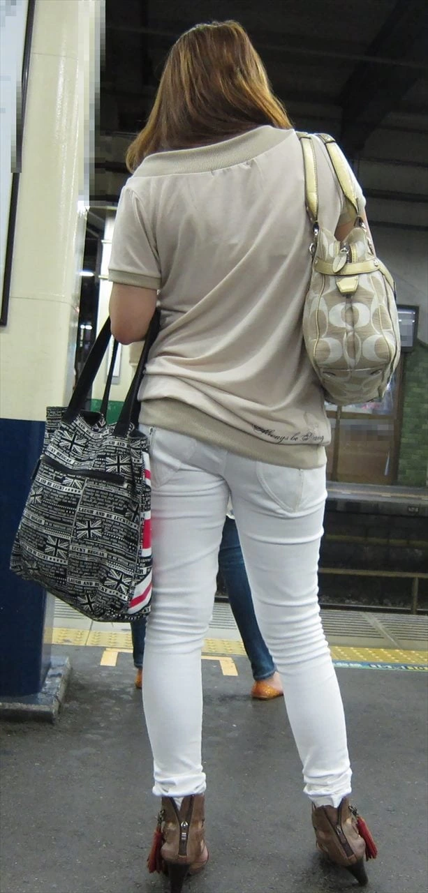 ピタっと系パンツやタイトスカートでくっきりとしたパン線、パンツが透けて見えるエロ画像121枚 25