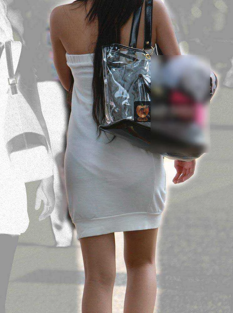 ピタっと系パンツやタイトスカートでくっきりとしたパン線、パンツが透けて見えるエロ画像121枚 26