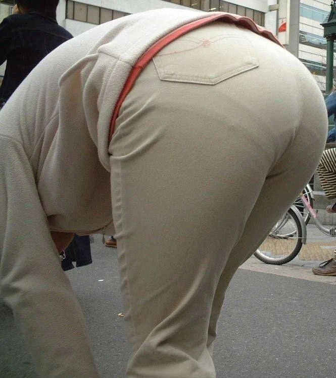 ピタっと系パンツやタイトスカートでくっきりとしたパン線、パンツが透けて見えるエロ画像121枚 8