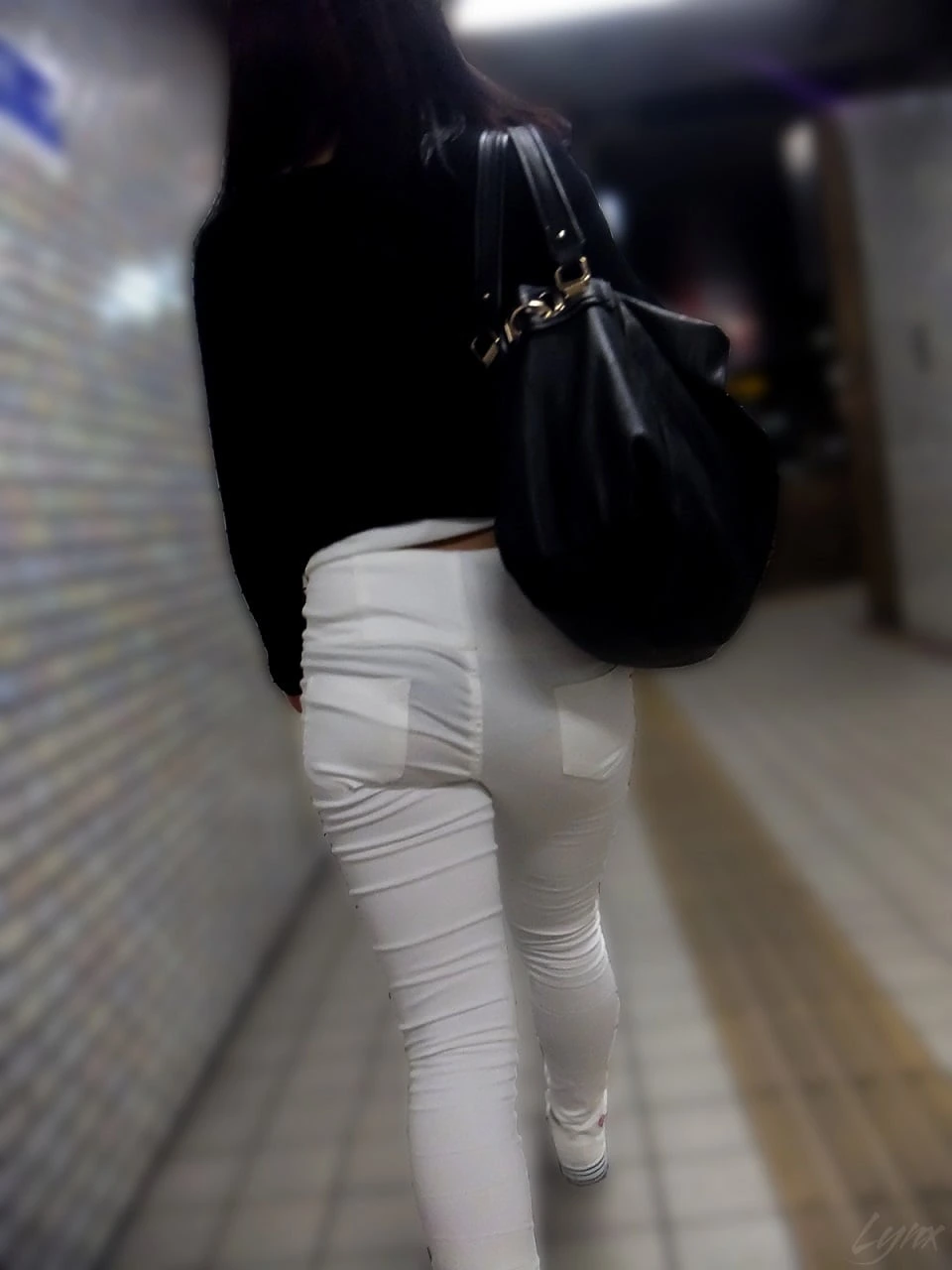 ピタっと系パンツやタイトスカートでくっきりとしたパン線、パンツが透けて見えるエロ画像121枚 28