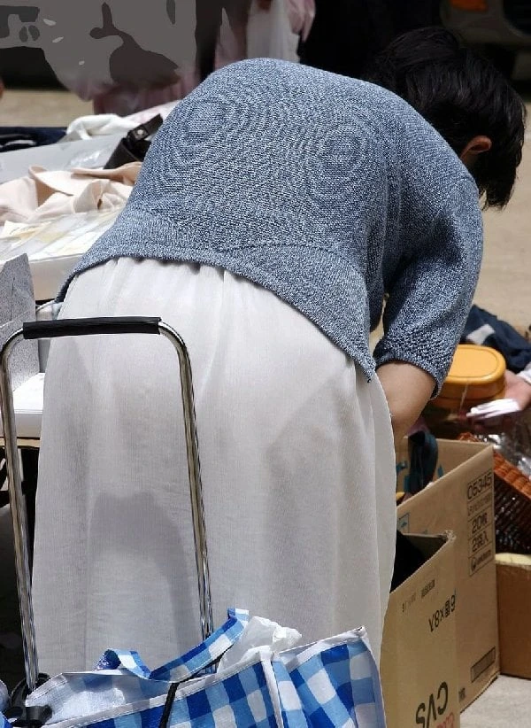 ピタっと系パンツやタイトスカートでくっきりとしたパン線、パンツが透けて見えるエロ画像121枚 29