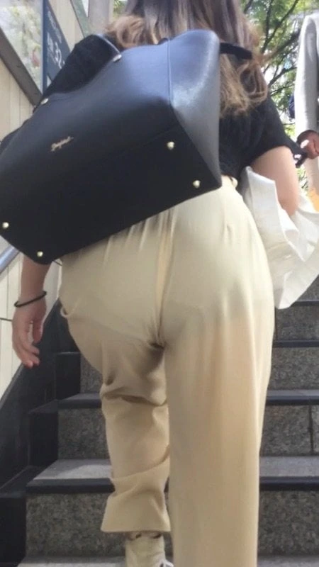 ピタっと系パンツやタイトスカートでくっきりとしたパン線、パンツが透けて見えるエロ画像121枚 14