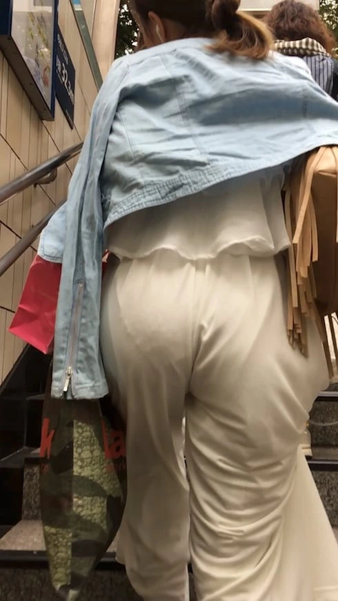 ピタっと系パンツやタイトスカートでくっきりとしたパン線、パンツが透けて見えるエロ画像121枚 15