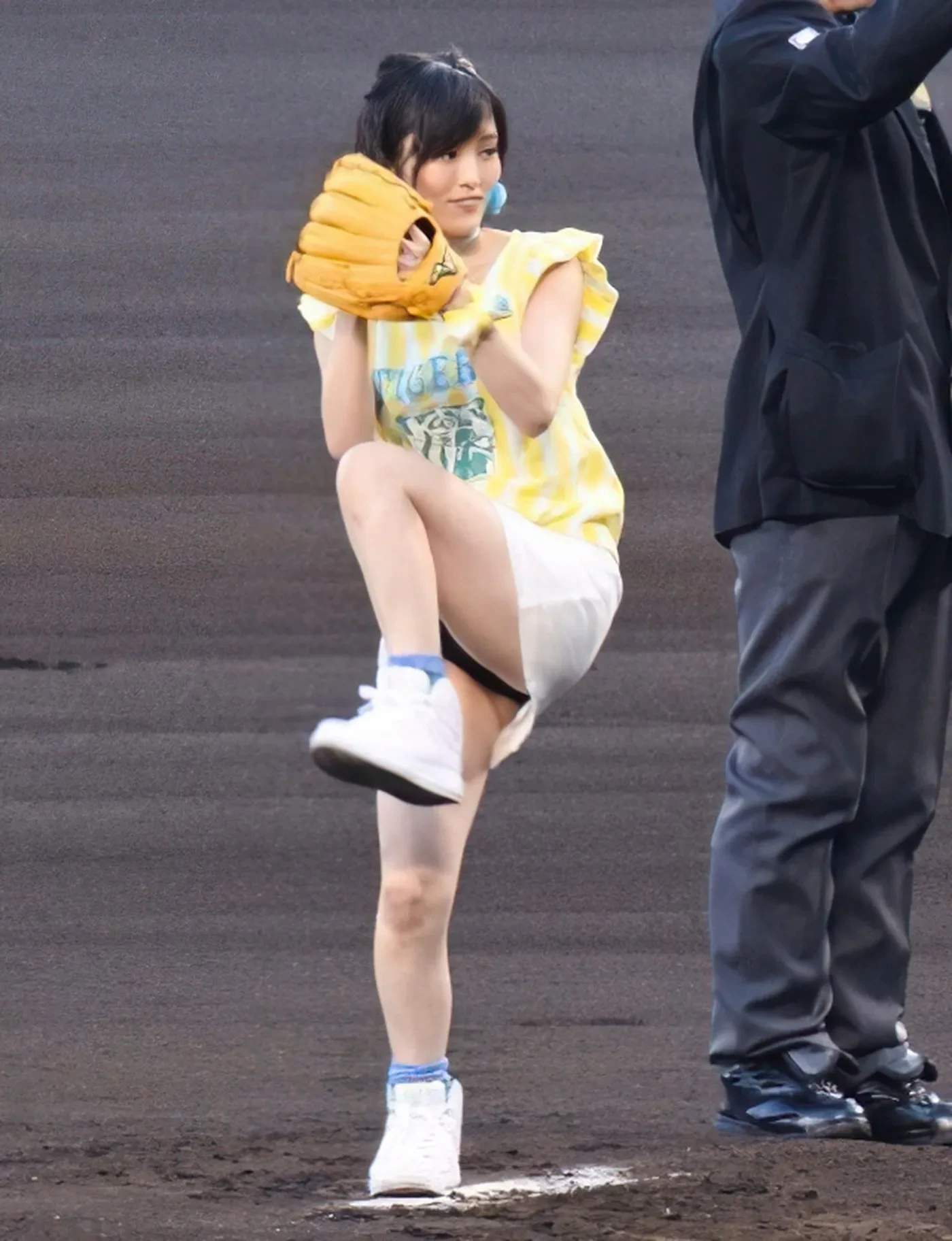 見せパンJK・コスプレイヤー・アイドルエロ画像！見せパンでも見えるとうれしいパンチラ 16