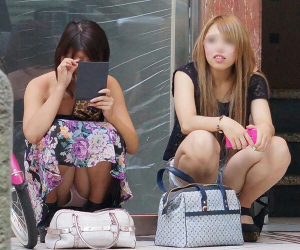 ロングスカートだから油断しちゃったしゃがみパンチラエロ画像 23