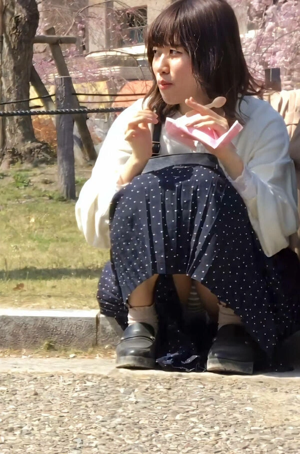 ロングスカートだから油断しちゃったしゃがみパンチラエロ画像 24