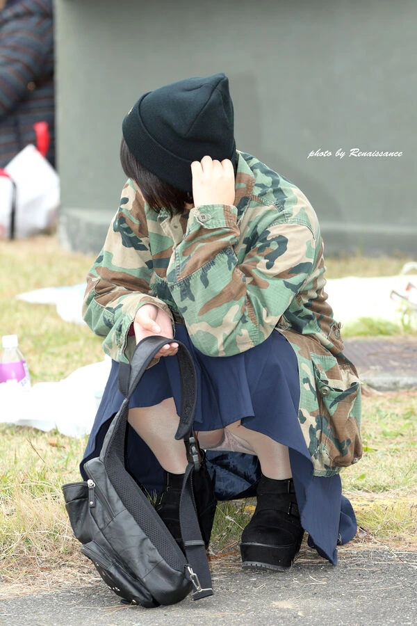 ロングスカートだから油断しちゃったしゃがみパンチラエロ画像 22