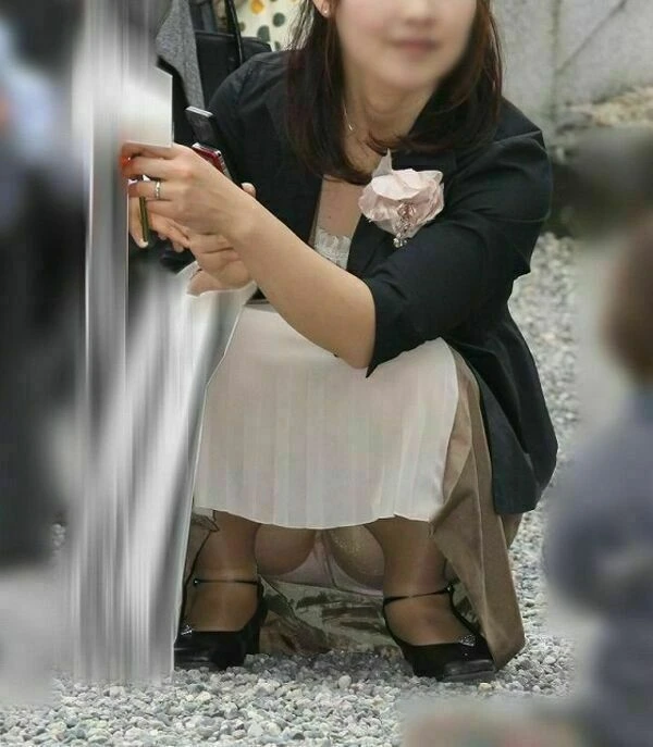 ロングスカートだから油断しちゃったしゃがみパンチラエロ画像 1
