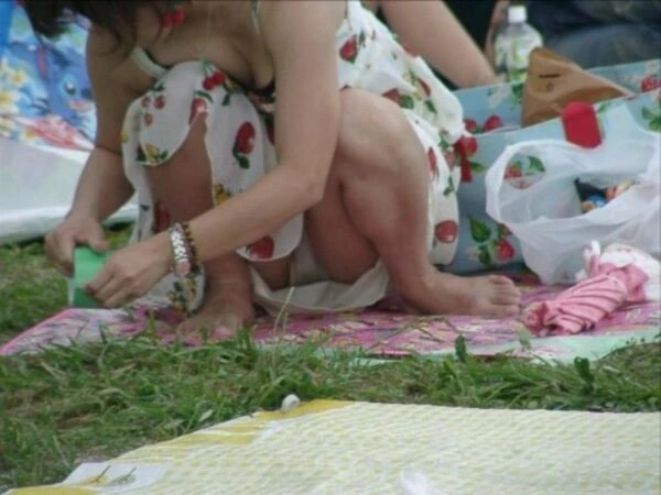 ロングスカートだから油断しちゃったしゃがみパンチラエロ画像 2