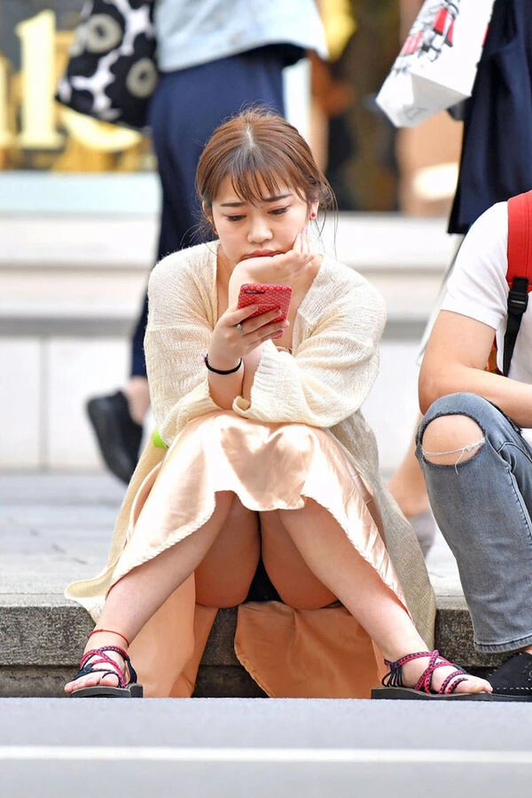 ロングスカートだから油断しちゃったしゃがみパンチラエロ画像 3
