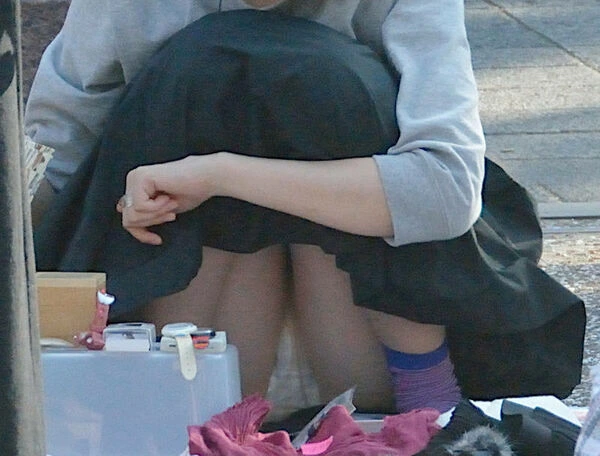 ロングスカートだから油断しちゃったしゃがみパンチラエロ画像 8