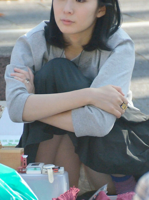 ロングスカートだから油断しちゃったしゃがみパンチラエロ画像 7