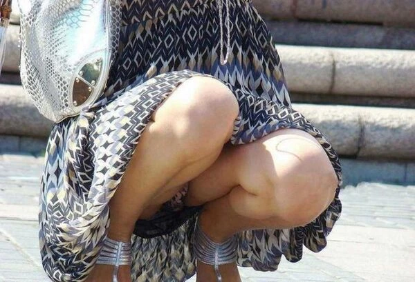 ロングスカートだから油断しちゃったしゃがみパンチラエロ画像 9