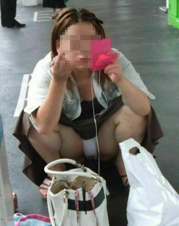 ロングスカートだから油断しちゃったしゃがみパンチラエロ画像 13