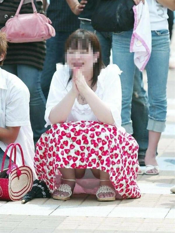 ロングスカートだから油断しちゃったしゃがみパンチラエロ画像 20