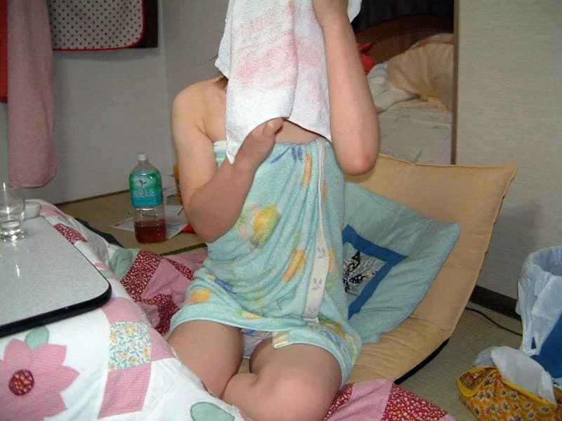 油断しすぎた素人の家庭内パンチラエロ画像 29