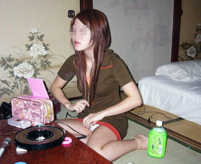 油断しすぎた素人の家庭内パンチラエロ画像 30