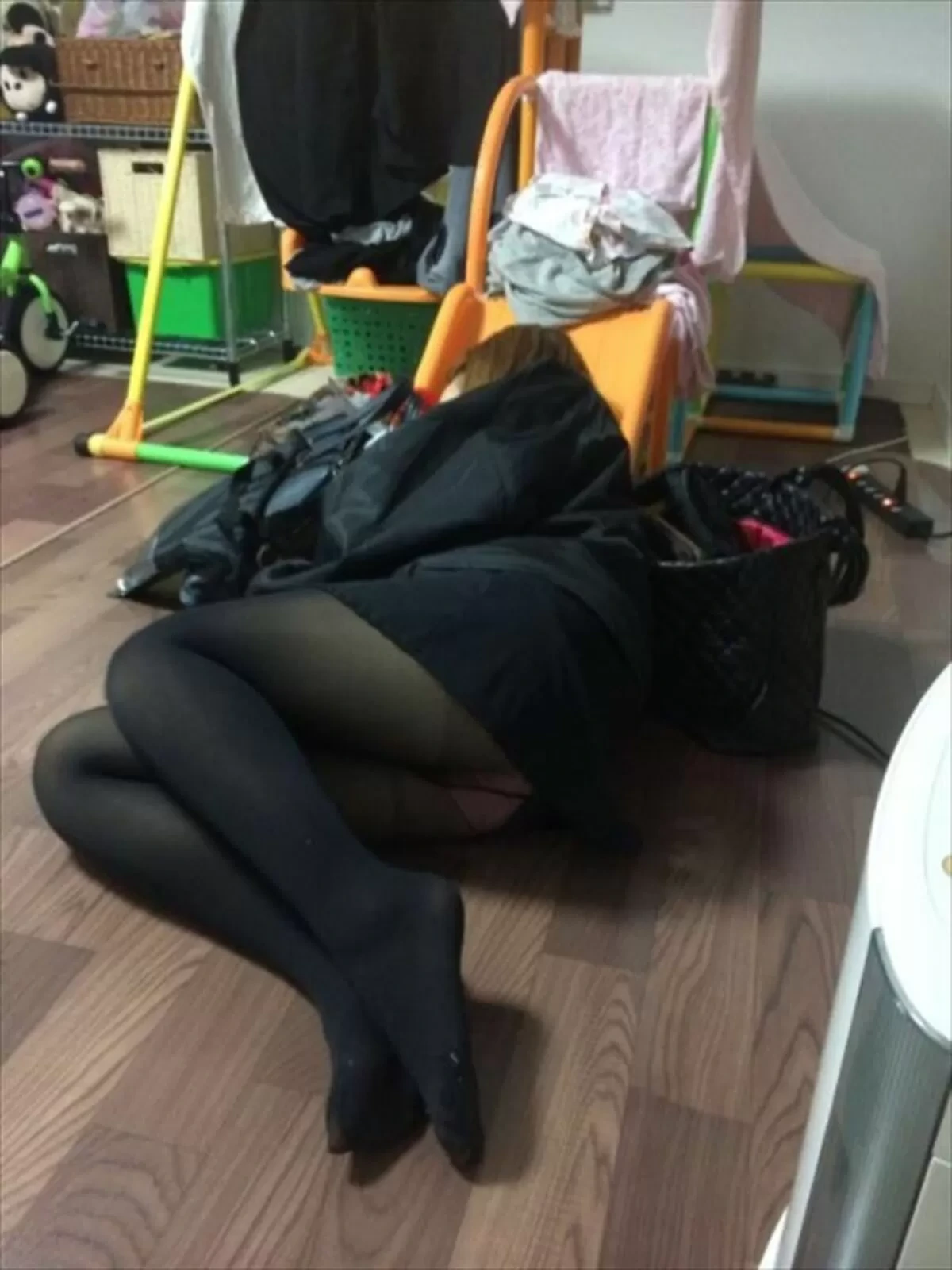 油断しすぎた素人の家庭内パンチラエロ画像 2
